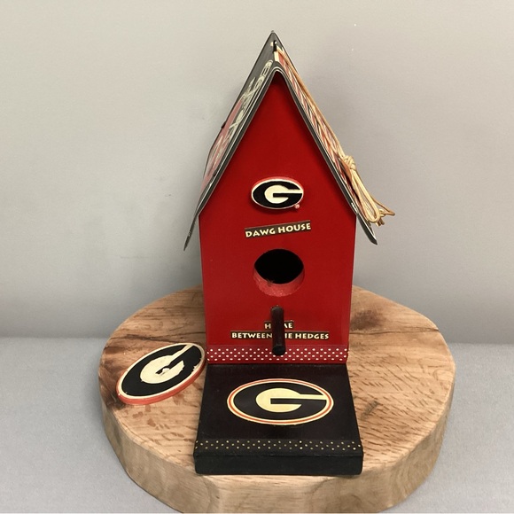 🔴 Georgia Bulldogs College Football Birdhouse / Wood Crafted with Metal Tag Roof - Picture 3 of 12